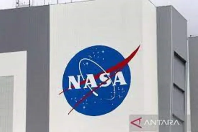 Arsip Foto - Logo NASA terlihat di Kennedy Space Center menjelang peluncuran misi awak komersial NASA/SpaceX ke Stasiun Luar Angkasa Internasional di Cape Canaveral, Florida, AS, Jumat (16/4/2021). (ANTARA/REUTERS/Joe Skipper/am)