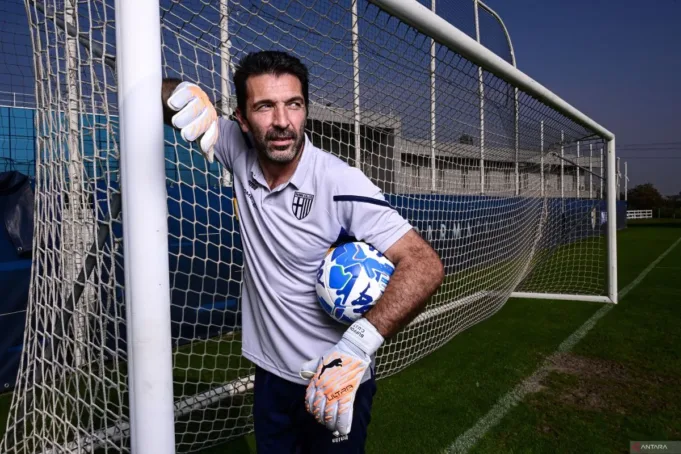 Gianluigi Buffon pensiun dari sepak bola di usia 45 tahun setelah dua tahun membela Parma. ANTARA/AFP/MIGUEL MEDINA