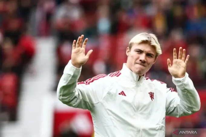 Rasmus Hojlund saat diperkenalkan sebagai pemain baru Manchester United sebelum pertandingan persahabatan lawan Lens di Old Trafford pada 5 Agustus 2023. ANTARA/AFP/DARREN STAPLES
