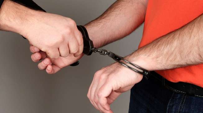 Ilustrasi-Polisi memborgol tangan seorang pelaku kriminal