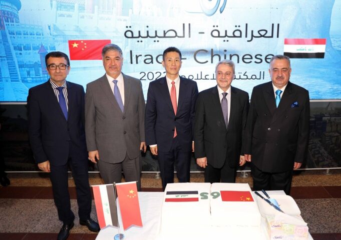 1 Duta Besar China untuk Iraq Cui Wei (kiri) dan Wakil Menteri Hubungan Bilateral Irak Mohammed Hussein Bahr Al-Uloom memotong kue dalam perayaan 65 tahun hubungan diplomatik antara China dan Iraq di Baghdad, Minggu (27/8/2023).