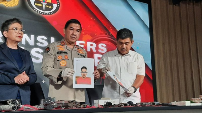 Foto wajah tersangka teroris DE yang ditangkap Densus 88 di Bekasi dalam konferensi pers di Mabes Polri, Jakarta, Selasa (15/8/2023). (ANTARA)