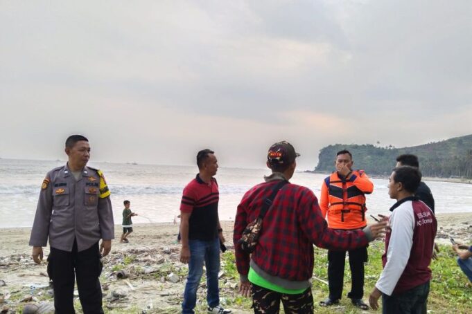 Suasana saat tim SAR melakukan pencarian korban tenggelam di pantai Lampung Selatan ANTARA/HO-BPBD Lampung Selatan
