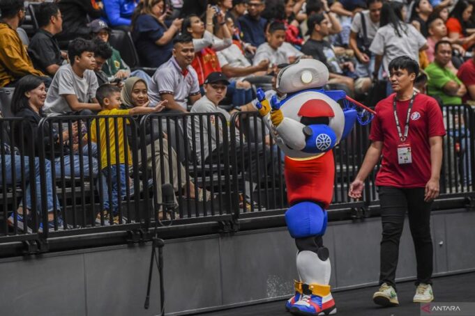 Maskot Piala Dunia Federation Internationale de Basketball (FIBA) 2023 JIP menyapa penonton pertandingan Timnas Indonesia melawan Timnas UAE saat Indonesia International Basketball Invitational (IIBI) di Indonesia Arena, Jakarta, Jumat (4/8/2023). . ANTARA FOTO/Galih Pradipta/rwa. (ANTARA FOTO/GALIH PRADIPTA)