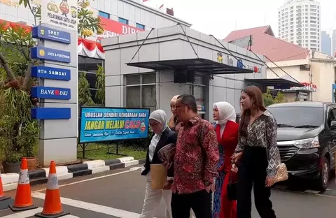 Kedatangan Mellisa Anggraeni dan PKN ke Polda Metro Jaya