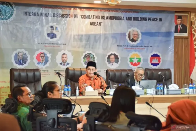 Ketua Majelis Ulama Indonesia (MUI) Bidang Hubungan Luar Negeri dan Kerja Sama Internasional Sudarnoto Abdul Hakim (kanan) dan Sekretaris Jenderal (Sekjen) MUI Buya Amirsyah (kiri) diskusi internasional “Memerangi Islamofobia dan Membangun Perdamaian di ASEAN” yang berlangsung "hybrid" dan berlokasi utama di Jakarta, Senin (7/8/2023). (ANTARA/HO-Infokom MUI)