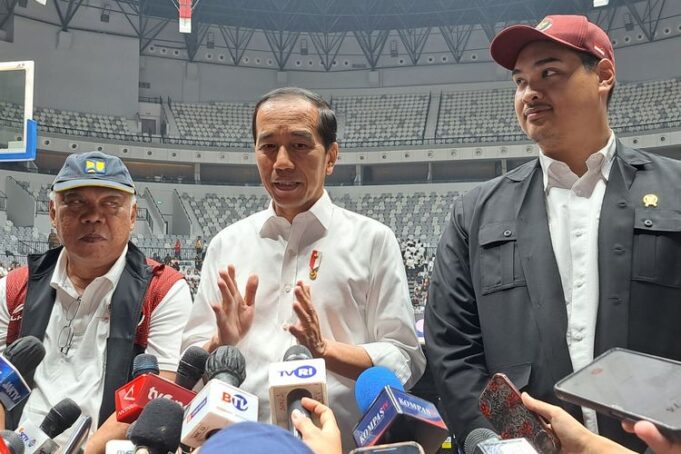 2 Presiden Jokowi saat memberikan keterangan usai meresmikan Indonesia Arena di Gelora Bung Karno, Senayan, Jakarta, Senin (7/8/2023).