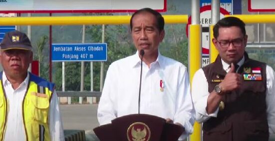 Presiden Joko Widodo meresmikan Jalan Tol Bogor-Ciawi-Sukabumi (Bocimi) Seksi II Cigombong - Cibadak sepanjang 11,90 kilometer di gerbang tol Parungkuda, Sukabumi, Jawa Barat pada Jumat (4/8/2023)