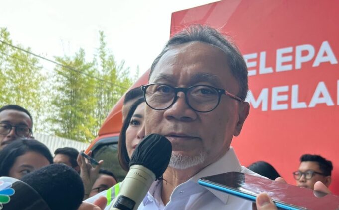Menteri Perdagangan Zulkifli Hasan saat mengunjungi Gudang Ekspor Shopee di Jakarta, Rabu (30/8/2023)