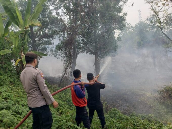 2 Polisi memadamkan api karhutla di lahan milik Pondok Pesantren Modern Ma'Arif Nahdlatul Baturaja di Desa Air Paoh, Kecamatan Baturaja Timur, Kabupaten OKU, Sumsel