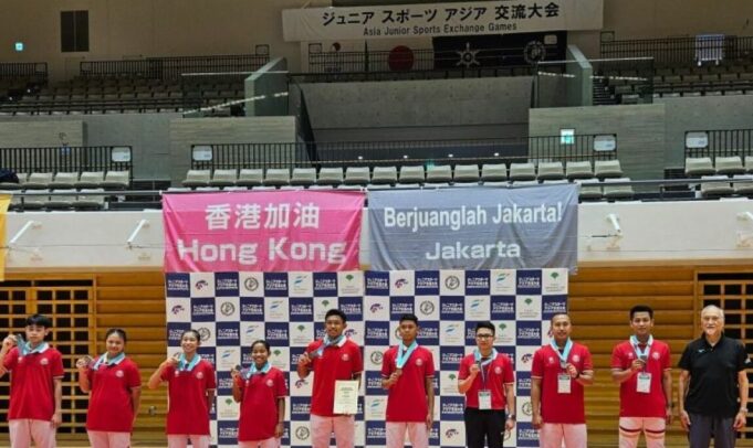 Para atlet Indonesia berpose dengan medali perak yang diraihkan setelah menduduki peringkat kedua di cabang olahraga bulutangkis dan para bulutangkis ajang Asia Junior Sports Exchange 2023 di Komazawa Olympic Park, Tokyo, Jepang, Senin (28/8/2023).