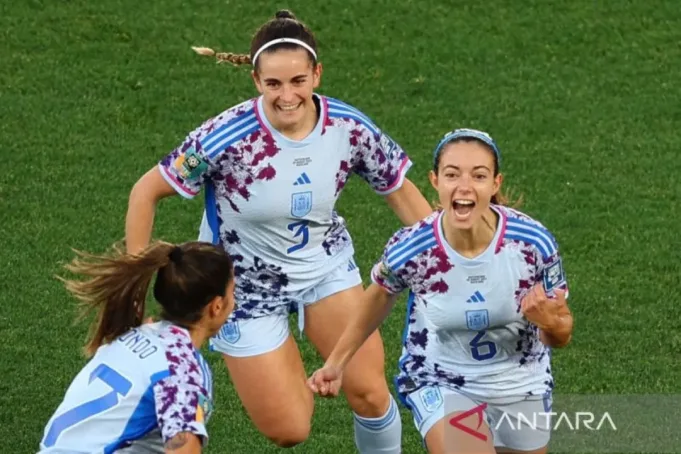 Pesepak bola Spanyol Aitana Bonmati (6) merayakan golnya ke gawang Swiss dalam laga babak 16 besar Piala Dunia Wanita 2023 di Eden Park, Auckland, Selandia Baru, Sabtu (5/8/2023). ANTARA FOTO/REUTERS/Molly Darlington/foc.