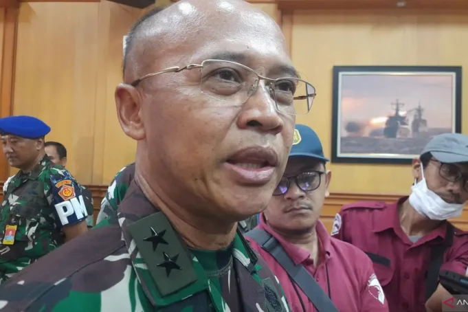 Jakarta (ANTARA) - Pusat Polisi Militer (Puspom) TNI menahan perwira menengah TNI anggota Kodam I/Bukit Barisan, Mayor Dedi Hasibuan, di Jakarta, Selasa, untuk diperiksa terkait kedatangan dia bersama belasan prajurit TNI ke Markas Polrestabes Medan, Sumatera Utara, minggu lalu. Kepala Pusat Penerangan (Kapuspen) TNI Laksamana Muda (Laksda) TNI Julius Widjojono membenarkan penahanan tersebut saat dihubungi di Jakarta, Selasa. “Benar ditahan,” kata Laksda Julius singkat. Walaupun demikian, Kapuspen belum dapat menyebut penahanan dan pemeriksaan itu terkait pelanggaran disiplin atau pelanggaran pidana. Julius menyebut pemeriksaan terhadap Mayor Dedi masih berlangsung. Mayor Dedi saat ini bertugas sebagai Kepala Seksi Undang-Undang pada Satuan Hukum Kodam I/Bukit Barisan. Panglima TNI Laksamana TNI Yudo Margono selepas upacara pembaretan dan penyematan brevet di Markas Komando Paspampres, Jakarta, Senin (7/8), menyampaikan dia memerintahkan langsung jajarannya untuk memanggil dan memeriksa Mayor Hasibuan. Dia juga menginstruksikan Komandan Puspom TNI untuk mengawal pemeriksaan tersebut. Panglima, dalam kesempatan yang sama, menilai tindakan Mayor Dedi di Polrestabes Medan kurang etis. “Saya kira kurang etis prajurit TNI seperti itu,” kata Panglima TNI. Mayor Dedi Hasibuan bersama beberapa prajurit TNI lainnya datang ke Markas Polrestabes Medan, Sabtu minggu lalu (5/8) untuk meminta penangguhan penahanan terhadap seorang tersangka berinisial ARH. Kabid Humas Polda Sumatera Utara Kombes Pol. Hadi Wahyudi menjelaskan kedatangan itu bertujuan untuk koordinasi. “Iya betul, beliau hadir ke ruangan Kasat Reskrim Polrestabes Medan untuk berkoordinasi terkait permohonan penangguhan penahanan salah seorang tersangka ARH merupakan keluarga dari Mayor Dedi Hasibuan,” kata Hadi dalam siaran resminya, Minggu (6/8). Dia mengatakan kedatangan itu merupakan peristiwa yang biasa. “Kami TNI Polri solid, setiap hal selalu dikoordinasikan dengan baik. Bahwa tugas Polri sebagai pelayan kepada semua pihak,” kata dia. Kedatangan Mayor Dedi itu, yang rekamannya dapat ditemukan di beberapa media lokal dan media nasional, menjadi sorotan beberapa pihak, termasuk di antaranya Ketua Komisi I DPR RI dan Koalisi Masyarakat Sipil.