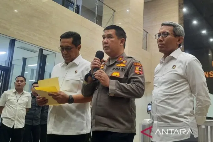 Direktur Tindak Pidana Umum (Dirtipidum) Brigjen Pol. Rahardjo Puro (tengah) memberikan keterangan pers penetapan tersangka Panji Gumilang di Mabes Polri Jakarta, Selasa (1/8/2023) malam. ANTARA/Laily Rahmawaty/aa.