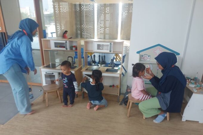 Pengunjung mengajak buah hati menggunakan fasilitas area bermain yang ada di perpustakaan anak Taman Ismail Marzuki (TIM) Cikini, Jakarta, Jumat (11/8/2023). ANTARA/Mentari Dwi Gayati