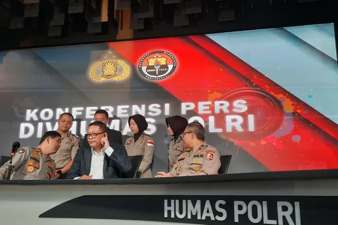 Kepala Divisi Hubungan Internasional (Kadiv Hubinter) Polri Irjen Pol. Krishna Murti (tengah) memberikan keterangan pers di Mabes Polri, Jakarta, Senin (7/8/2023). (ANTARA/Laily Rahmawaty)