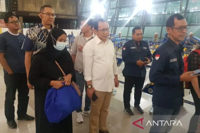 Penjabat Bupati Bekasi Dani Ramdan (kemeja putih) bersama pekerja imigran Aas di Bandara Internasional Soekarno-Hatta, Sabtu. (ANTARA/Pradita Kurniawan Syah).