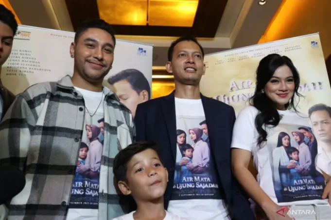 Krisjiana Baharudin (kiri), Fedi Nuril (tengah), dan Titi Kamal (kanan) berpose pada jumpa pers film “Air Mata di Ujung Sajadah” di Jakarta, Jumat (4/8/2023). (ANTARA/Pamela Sakina)