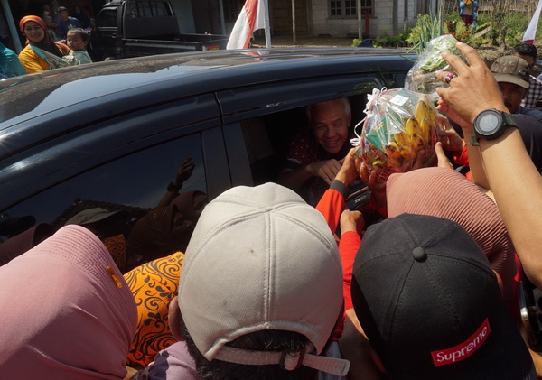 Pecah! Pelajar di Brebes Cegat Mobil Dinas Ganjar Buat Salaman