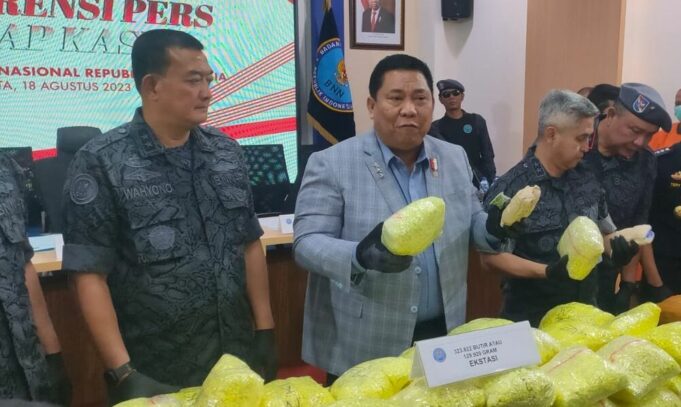 4 274,05 kilogram narkoba yang diamankan oleh Badan Narkotika Nasional (BNN) dari lima kasus peredaran narkoba, Kantor BNN, Cawang, Kramatjati, Jakarta Timur, Jumat (18/8/2023).