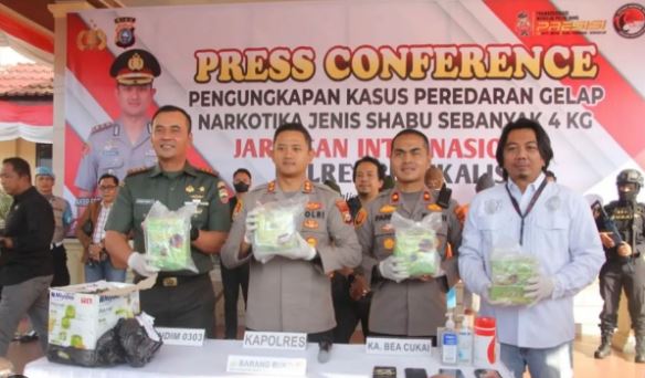 Kapolres Bengkalis AKBP Setyo Bimo Anggoro didampingi Waka Polres,Kasat Narkoba dan Dandim Bengkalis memperlihatkan barang bukti 4 kg sabu yang diamankan dari lima tersangka.