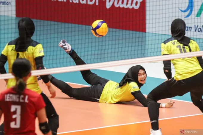 Ilustrasi - Pebola voli putri Indonesia Wilda Siti Nurfadhilah (tengah) berusaha mengembalikan bola ke arah pebola voli Makau pada pertandingan grup A Asian Volleyball Confederation (AVC) Challenge Cup 2023 di GOR Tri Dharma, Gresik, Jawa Timur, Minggu (18/6/2023). ANTARA FOTO/Rizal Hanafi/YU