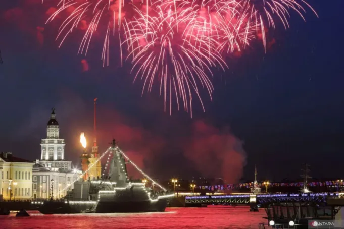 Asip - Kapal perang korvet Rusia, Merkuriy, di bawah kembang api di Sungai Neva saat perayaan Hari Angkatan Laut di Saint Petersburg, Rusia, Minggu (31/07/2022). ( /REUTERS/Anton Vaganov/hp/RST)