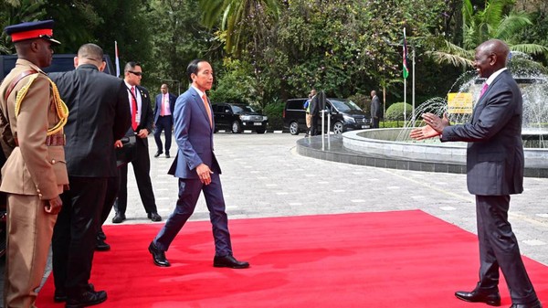 7 Presiden RI Joko Widodo (kiri) berjabat tangan dengan Presiden Kenya William Ruto (kanan) di Nairobi, pada Senin (21/8/2023).