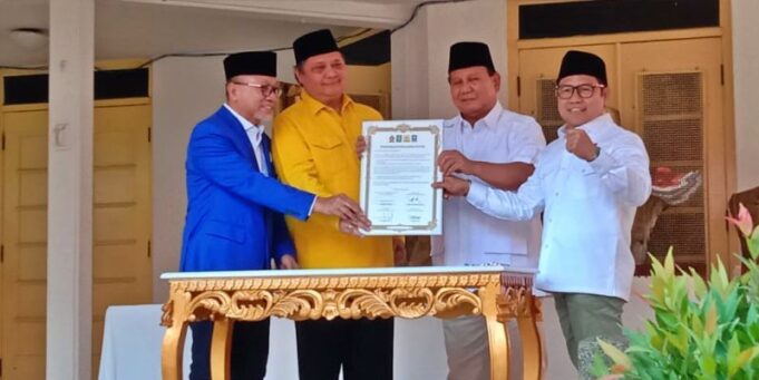 7 Ketua Umum Partai Gerindra Prabowo Subianto (dua kanan) bersama Ketua Umum Partai Golkar Airlangga Hartarto (dua kiri), Ketua Umum PAN Zulkifli Hasan (kiri), Ketua Umum PKB Muhaimin Iskandar berjabat tangan saat deklarasi dukungan di Museum Perumusan Naskah Proklamasi, Jakarta, Minggu (13/8/2023)