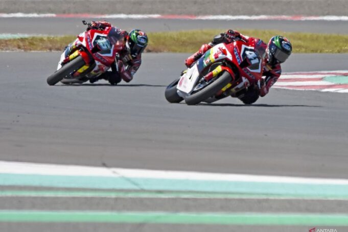 Pebalap Honda Racing Thailand Nakarin Atiratphuvapat (kanan) memacu motornya saat mengikuti latihan bebas kedua (FP2) kelas SS600 Idemitsu FIM Asia Road Racing Championship (ARRC) 2023 di Pertamina Mandalika International Street Circuit, KEK Mandalika, Desa Kuta, Kecamatan Pujut, Praya, Lombok Tengah, NTB, Jumat (11/8/2023). ANTARA FOTO/Ahmad Subaidi/foc (ANTARA FOTO/AHMAD SUBAIDI)
