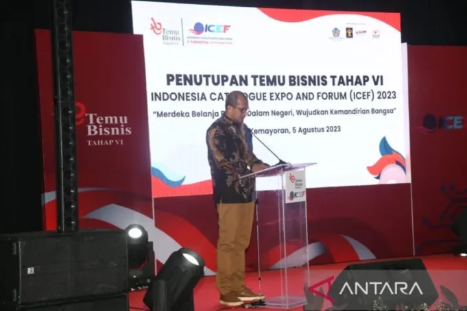 Wakil Menteri Hukum dan Hak Asasi Manusia (Wamenkumham) Edward Omar Sharif Hiariej saat menutup secara resmi kegiatan Temu Bisnis Tahap VI di Jakarta International Expo (JIExpo), Jakarta, Sabtu (5/8/2023). (ANTARA/HO-Humas Kemenkumham RI)