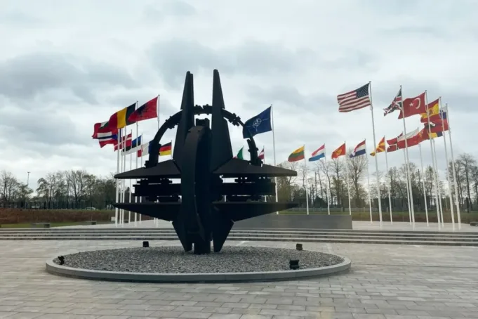 Dokumentasi - Patung dan bendera di markas NATO di Brussels, Belgia. (ANTARA/Xinhua)