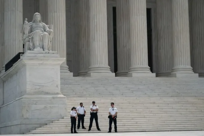 Petugas polisi berjaga di luar Mahkamah Agung AS di Washington D. C., Amerika Serikat, pada 29 Juni 2023. (ANTARA/Xinhua)