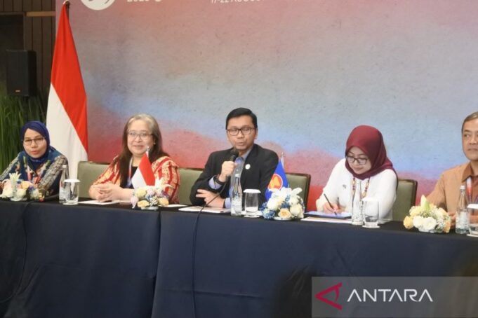 Dirjen Perundingan Perdagangan Internasional Kemendag Djatmiko Bris Witjaksono (tengah) memberikan keterangan pers mengenai Pertemuan Menteri Ekonomi ASEAN ke-55 (ASEAN Economic Ministers/AEM), di Semarang, Jawa Tengah, Kamis (17/8/2023). ANTARA/Indra Arief Pribadi