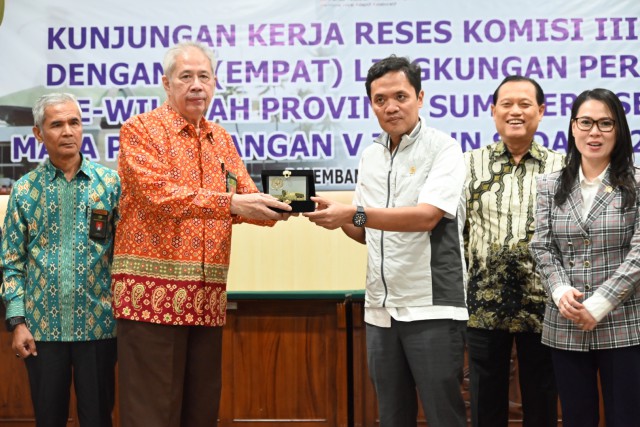 Wakil Ketua Komisi III DPR RI Habiburokhman saat bertukar cenderamata usai memimpin Kunjungan Kerja Reses Komisi III DPR RI ke Kota Palembang, Sumatera Selatan, Kamis (10/8/2023).
