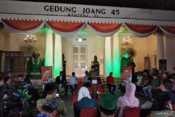 Ketua Umum PBNU periode 2010-2021 Prof. KH. Said Aqil Siroj memberikan pidato kebudayaan di Gedung Joeang 45, Jakarta, Jumat (11/8/2023) malam. ANTARA/Fauzi Lamboka