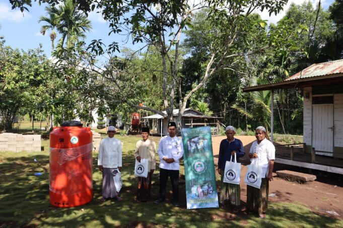 Santri Dukung Ganjar Salurkan Bantuan Tandon Air ke Pondok Pesantren di Kalbar