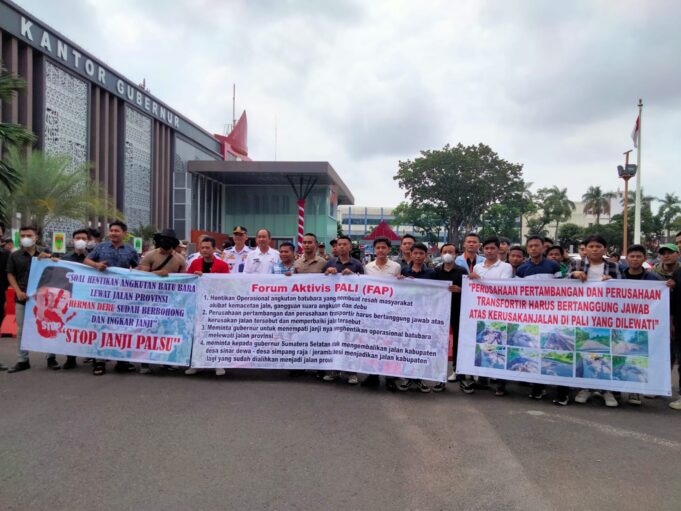 Puluhan Aktivis dan Mahasiswa Unjuk Rasa Di Kantor Gubernur Pemerintahan Provinsi Sumatera Selatan, Rabu (2/8/2023).