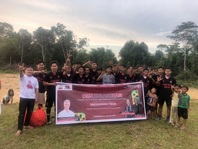 Orang Muda Ganjar Gelar Pertandingan Persahabatan dan Berikan Jersey ke klub Black Spider FC