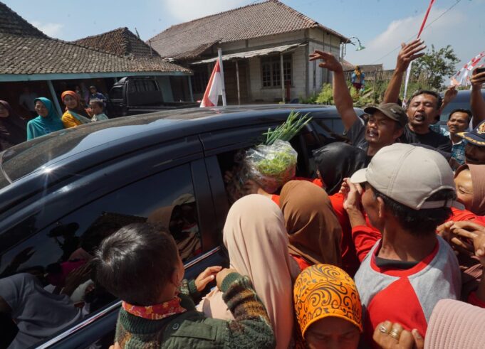 Penuh Haru! Warga Boyolali Rebutan Kasih Ganjar Sayuran Hasil Bumi Sebagai Bentuk Terima Kasih