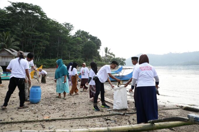 Santri Ganjar Ajak Jemaah Majelis Taklim Jaga Ekosistem Laut di Pesisir Tanggamus