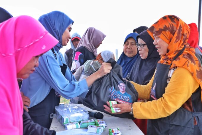 Lawan Krisis Ekonomi Di Tengah Harga Bahan Pokok Tinggi, Relawan Sandi Uno Hadirkan Bazar Sembako Murah Bagi Petani Di Pangalengan