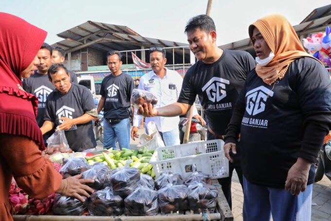 Gardu Ganjar Berbagi Sayur hingga Deklarasi Dukungan Bersama Pedagang di Pasar Cikande