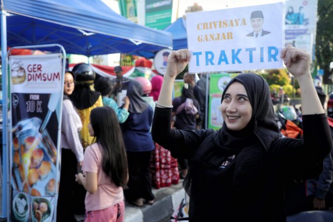 Bantu Promosi, Crivisaya Ganjar Borong Produk UMKM dan Bagikan ke Warga di Kota Palembang