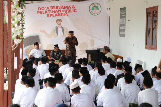 Kembangkan Potensi Diri, Santri Ganjar Gelar Pelatihan Public Speaking