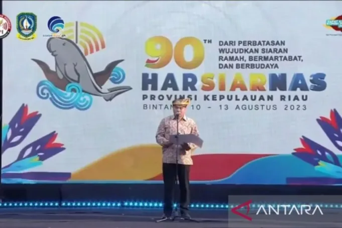 Menteri Kominfo RI, Budi Arie Setiadi menutup acara puncak Harsiarnas ke-90 di Panggung Utama Plaza Lagoi Bay, Kabupaten Bintan, Kepri, Sabtu (12/8/2023). (Ogen)