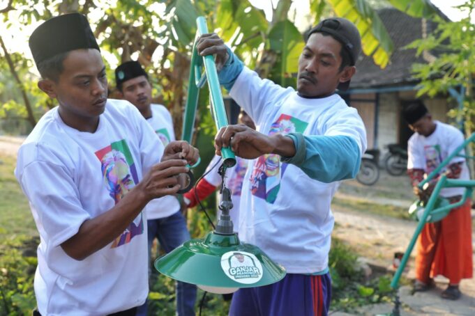 Kiai Muda Ganjar Berikan Bantuan Penerangan Jalan Untuk Warga Bojonegoro