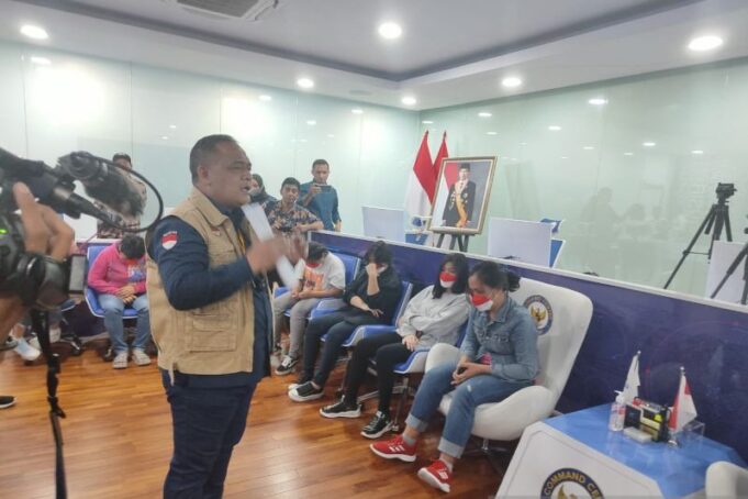 Kepala BP2MI Benny Rhamdani berbincang dengan calon pekerja migran Indonesia yang dicegah keberangkatannya karena tidak sesuai prosedur di ruang Command Center BP2MI, Jakarta, Senin (14/8/2023). ANTARA/Zubi Mahrofi