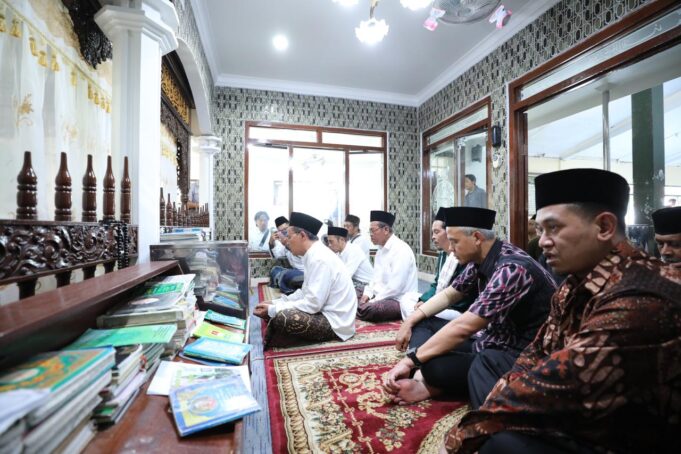 Ziarahi ke Makam Mbah Dalhar Watucongol, Ganjar Belajar Cara Mencintai Indonesia