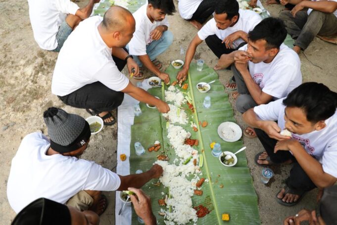 Pemuda Mahasiswa Ganjar Ajak Warga Diskusi Kepemimpinan Sambil Makan Liwet Bareng di Cilegon